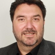 Portretfoto van Jur Botter, wethouder Kunst en Cultuur in Haarlem