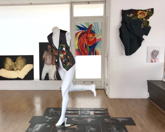 opstelling zomer expositie roze kunstlijn